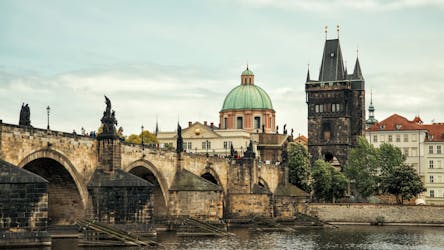 Tour de 6 horas por Praga com cruzeiro de barco pelo rio e almoço